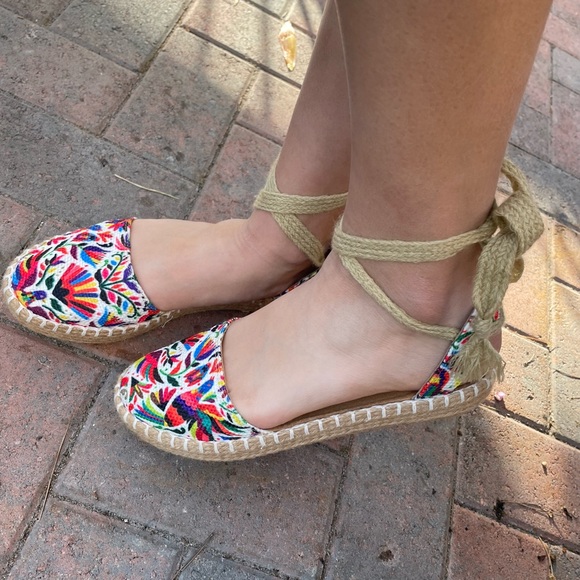 Mexican Embroidery Sandals - Picture 3 of 9